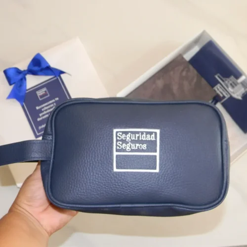 Neceser con logo de Cuerina