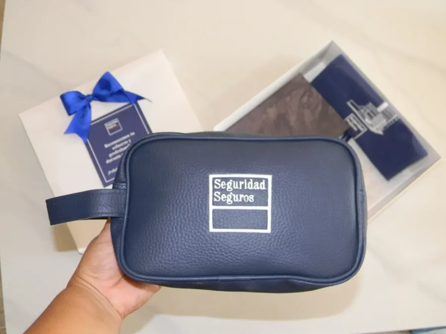 Neceser con logo de Cuerina