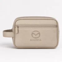 Neceser de cuerina con un logo