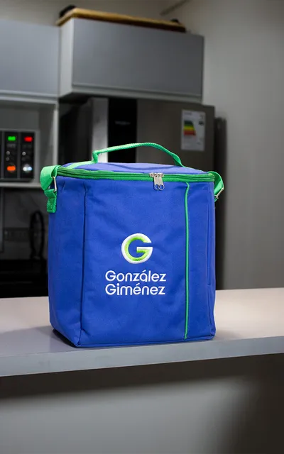Lonchera con detalles en cuerina